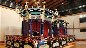 日皇德仁宣告即位的「即位禮正殿之儀」將於22日舉行，當天使用的「高御座」（前）、「御帳台」（後）19日正式在媒體前亮相。（共同社提供）