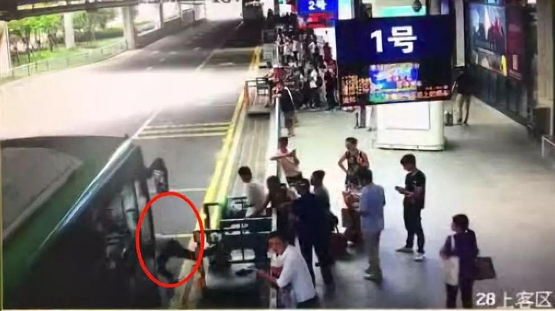精神病發作！老翁等公車被踹飛險死