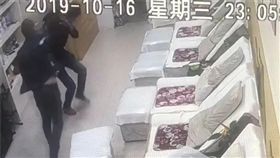 男子腳臭被笑。（圖／翻攝自現代快報）
http://www.sohu.com/a/348218088_100249636