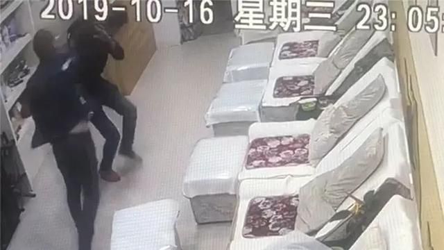 腳臭被笑像死老鼠味　男爆打足浴店員