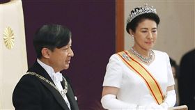 日本22日將舉行日皇德仁向國內外宣告即位的「即位禮正殿之儀」，各國重要人物齊聚東京。圖為5月日本皇室舉行「即位後朝見之儀」，德仁即位後與新皇后雅子首度與代表國民的人士見面的儀式。（共同社提供）