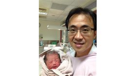 醫師郭成興自2009年3月任職台東基督教醫院婦產科。10年當中，遇過一個晚上被叫起來4次、曾一個月接生78個小生命。（圖取自郭成興臉書facebook.com）