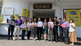 嘉義縣長翁章梁（左6）21日行銷國際慢城大林鎮及經典小鎮梅山鄉，邀請大家在秋高氣爽時，來嘉義遊賞。保留了50年代放映空間的大林鎮萬國戲院，是電影「返校」、電視劇「阿不拉的三個女人」的重要拍攝場景。（嘉義縣政府提供）中央社記者蔡智明傳真　108年10月21日