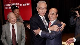 吳敦義擁抱合體王金平！強調無心結：要我抱幾次就抱幾次
圖／王金平辦公室提供