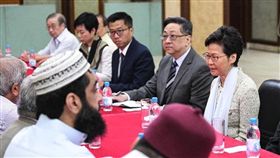 港警方20日清場時，水炮車向九龍清真寺噴射藍色催淚水劑，引起國際媒體關注。香港特首林鄭月娥（右1）21日親赴清真寺，向教長致歉。（圖取自香港政府新聞公報網頁www.info.gov.hk/gia）