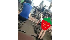 健身,拉筋,器材,正妹,姿勢(圖/翻攝自加藤軍路邊隨手拍)