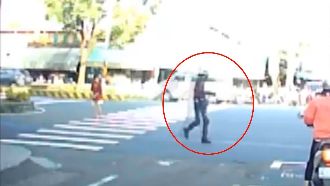 為閃嬤摔車！騎士「滑一波」帥氣起身