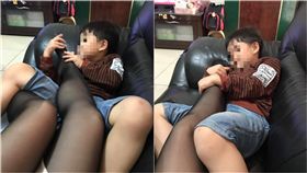 興趣從小養成！兒子狂扯媽「黑絲襪」　網嚇：這個爸爸教的（圖／翻攝自爆廢公社）
