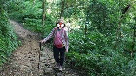 貓空山區驚見「白衣小女孩」！網曝：那邊沒有路…放大照一看「還牽一個小的」(圖/翻攝自靈異公社)