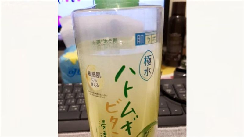 買化妝水爽用兩天　驚見小紅貼…崩潰
