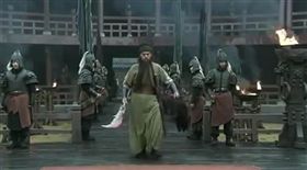 電視劇新三國關羽斬華雄劇情（圖／翻攝自YouTube）