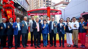 台中市南區一處50年老工廠將改建為新大樓，台中市長盧秀燕（前右6）21日出席開工典禮時指出，將鼓勵業者更新改建危險老舊建築，並提供符合條件的開發業者容積獎勵、地價稅、房屋稅減免等獎勵措施。中央社記者郝雪卿攝 108年10月21日