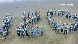 百人「撿塑」！銀行慶周年淨灘護海洋