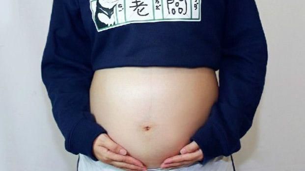孕婦挺大肚逛IKEA　遭奔跑孩撞飛