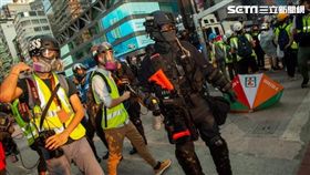 反送中／10月20日香港九龍大遊行，本應是和平的遊行，但最後在硝煙下演變為警民衝突，部分示威者在遊行後陸續散去，而另一部分的前線示威者則轉往尖沙咀圍堵警察局並建起防線，掩護後排的示威群眾離開。（圖／三立新聞網駐香港記者王志杰攝）