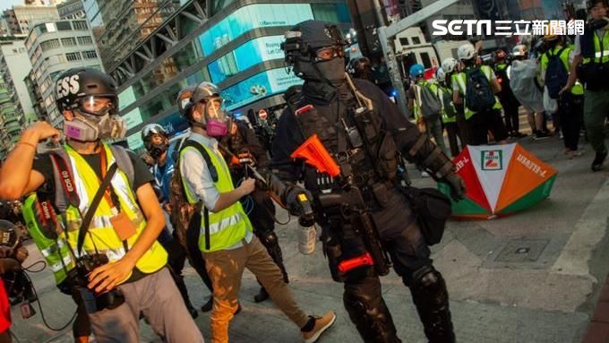 九龍遊行爆衝突！港警拿燃燒物丟記者