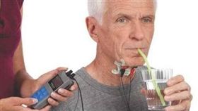 就像四肢肌肉一樣，吞嚥的肌肉也需進行規律的訓練。語言治療師透過一系列的課程，包括喉部按摩、酸刺激與吞嚥電療等，重新訓練吞嚥肌肉(圖片來源：http://bit.ly/2oXu1qE)