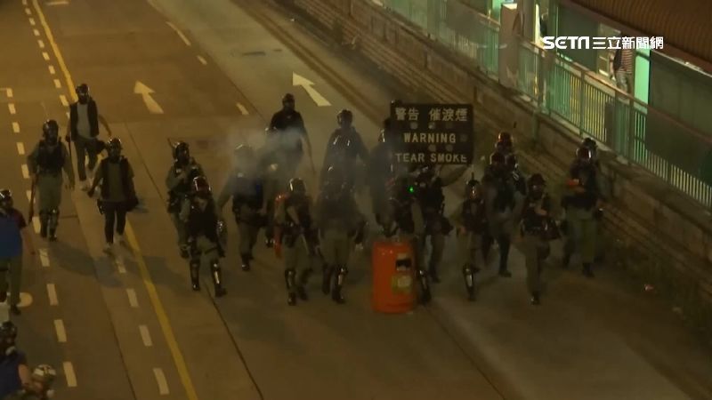 群眾元朗靜坐變衝突　遭港警射催淚彈