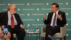 中國不斷施壓企業 美議員認政府作為是首要關鍵美國民主黨籍聯邦參議員墨菲（右）21日出席華府智庫哈德遜研究所活動，被問及美國企業該如何應對中國施壓時，墨菲認為除非美國政府將類似事件視為當務之急，否則難要求企業如何回應中國。中央社記者徐薇婷華盛頓攝 108年10月22日