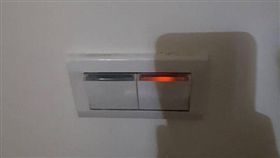  有名網友在臉書社團《爆怨公社》中發文抱怨日前找來水電工換電燈開關，沒想到師傅最後收她「700塊」，讓原PO覺得自己找貴了，對老公很內疚，並直呼這種水電技術類的收費標準很模糊。（圖／翻攝自爆怨公社）