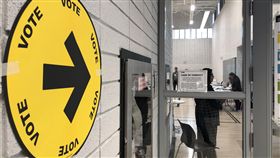 加拿大大選選情歷史罕見的緊繃加拿大全國民調至選前一夜仍顯示，兩大政黨自由黨和保守黨支持率不相上下。中央社記者胡玉立多倫多攝  108年10月22日