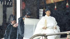 22日上午日皇德仁（右）與皇后雅子在皇居內的宮中三殿舉行儀式，德仁穿著純白的「帛御袍」。（共同社提供）
