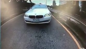 雙B女追撞特斯拉　急電保時捷夫救援