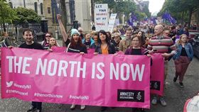 英國北愛爾蘭21日放寬同性婚姻和墮胎法規定，與英國本島法律一致。圖為國際特赦組織聲援北愛爾蘭放寬同性婚姻和墮胎法活動。（圖／翻攝自twitter.com/gteggart）