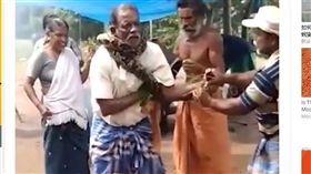 印度,蟒蛇,灌木叢。(圖/翻攝自mirror)