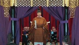 日皇德仁與皇后雅子在皇居內的宮中三殿舉行儀式。（圖／翻攝自推特）