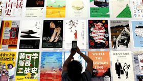 貿易戰掃到出版品  美籍作者在中國出版卡關中國出版業的資深編輯指出，受中美貿易戰影響，美籍作者的書籍幾乎都遭延遲出版，而這項未見明文的政策何時結束，仍是未知數。圖為7月在中國西安舉行的第29屆全國圖書交易博覽會。（中新社提供）中央社  108年10月22日