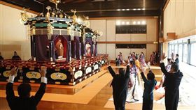 日皇德仁今年5月1日即位，22日下午在皇宮的「松之間」舉行向海內外宣布即位的「即位禮正殿之儀」，觀禮者包括外國元首、使節等約2000人。（共同社提供）
