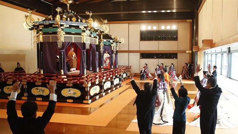 日皇德仁即位　日相安倍高呼三聲萬歲