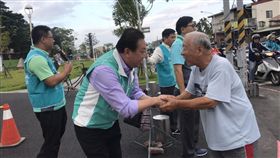 蘇震清街頭拜票  大動作引關注（1）原宣布退出屏東區域立委選舉的民進黨籍立委蘇震清（左2），22日上午在屏東市主要街頭拜票，向來往行人握手問好，引發關注。（民眾提供）中央社記者郭芷瑄傳真  108年10月22日