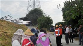 台南建高壓電塔引不滿  台電允暫緩施工台電發展綠電，將在銜接台南市安南區、七股區的國姓橋南北兩側各興建一座高壓電塔，當地居民不滿台電未事先溝通，擔憂自身健康受影響，22日前往陳情，台電允諾暫緩施工。中央社記者張榮祥台南攝  108年10月22日