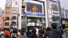 日皇德仁22日在「即位禮正殿之儀」向海內外宣告即位，東京街頭電視牆轉播實況吸引民眾佇足。（圖／共同社提供）