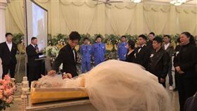 癌妻登記結婚後病逝！老公「喪禮婚禮同天辦」：她想穿婚紗（圖／翻攝自搜狐新聞）