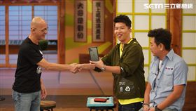 主持人庹宗康與來賓張立東、Jeff、Jessica、忻彤、Liya合照。
恭喜Liya獲得自拍機器人。
恭喜立東獲得最新 Iphone 11。