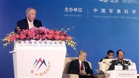 新加坡防長：美中愈疏遠  其他國家就愈難中立新加坡國防部長黃永宏（左）22日在北京香山論壇表示，隨著美國與中國愈來愈疏遠，所有國家就愈來愈難保持中立的原則立場。美中尋找共識的道路可能困難重重，但不尋找共識的後果卻更沉重。中央社記者邱國強北京攝  108年10月22日