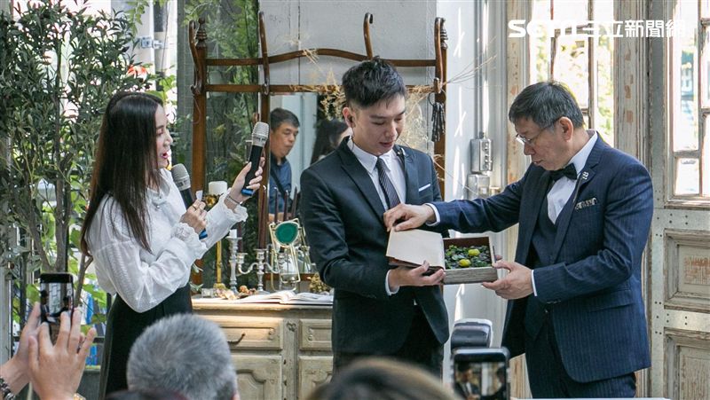 世界網紅相見歡　柯文哲超帥西裝上身