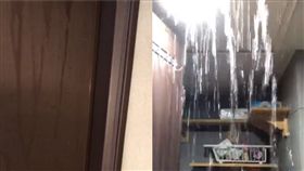 男開廁所門…驚見免費「瀑布洗澡水」！網笑瘋：住水濂洞？（圖／翻攝自爆怨公社）