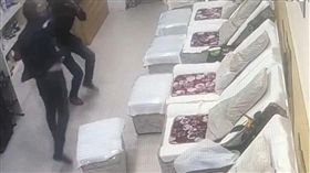 耿直按摩師遇腳臭客　開玩笑「你的腳像死老鼠的味道」...下秒慘被一頓毒打（圖／現代快報）