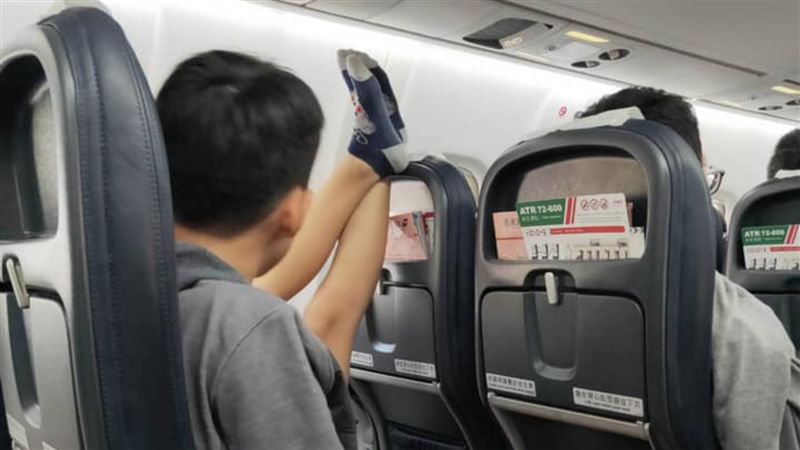 坐飛機見乘客「凹咖」　他氣炸：超噁