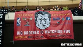 ▲香港反送中運動，10月20日九龍大遊行。諷刺中國的橫額。（圖／駐香港特約記者王志杰攝影）