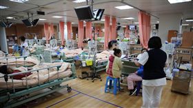 地震、慈濟護理師救人、藍色外套者花蓮慈濟醫院血液透析室組長林欣穎、黃色防水衣＿懷德診所護理師 夏中宜（先生是消防人員）(圖/慈濟醫院提供)