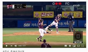 ▲培證英雄左投Eric Jokisch遭到捕手朴東原阻殺傳球打到臉部。（圖／截自網路）