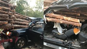 轎車慘被原木群插爆！駕駛座被「塞滿」…幸運男竟只受輕傷（圖／翻攝自臉書Whitfield County Fire）