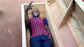 印尼,棺材,惡搞,車禍,亡靈https://www.facebook.com/james.shimayinaigbudu.9/posts/140294200660304
