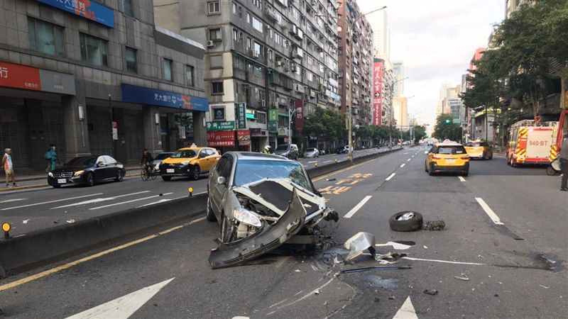 永春站外巨響！轎車自撞「車頭全毀」