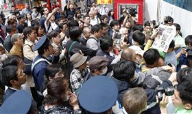 雖然日本各大紙媒已紛紛強化網路新聞，但仍保有發生重大事件時發送號外的習慣。圖為日皇5月1日即位時，民眾聚集領取號外。（共同社提供）